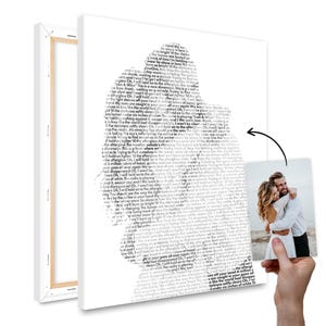 Può includere: Stampa su tela bianca con un design a silhouette riempito di testi di canzoni. La stampa è esposta accanto a una fotografia di una coppia. La tela è tesa su un telaio di legno. Un'idea regalo personalizzata.