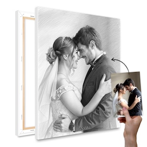 Könnte beinhalten: Ein Schwarz-Weiß-Bleistiftporträt auf Leinwand eines sich umarmenden Paares, mit einem kleineren Foto in der Hand. Das Porträt zeigt einen Mann im Anzug und eine Frau im Hochzeitskleid. Die Leinwand ist auf einen Holzrahmen gespannt.