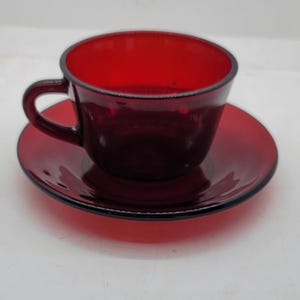 Zestaw czterech (4) szklanych filiżanek i spodków Anchor Hocking Royal Ruby Red o średnicy 3 5/8 cala, wysokości 2,5 cala i pojemności 6 uncji płynu (L4)