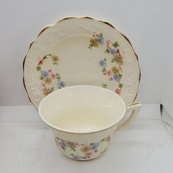 Set of Five Mount Clemens Pottery MTC59 Pattern Cups and Saucers, Cream with Pink and Blue Floral Pattern & Gold Gilding, MCP, 1930's (2536)