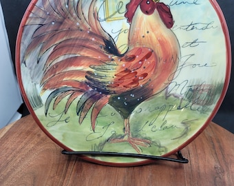 Certified International Le Rooster Salad Dessert Plate, Susan Winget Design, Roosters and Words, Green Top, Reddish Brown Bottom (3290)