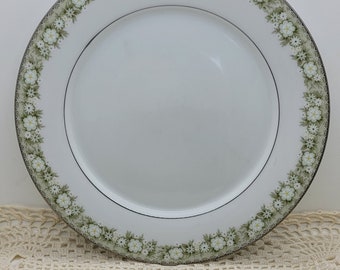 Juego de tres platos llanos Noritake Princeton 6911, flores blancas con borde verde en porcelana blanca, lisos, 26,7 cm de diámetro, década de 1970 (2805)