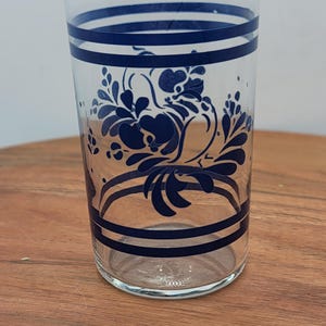 Satz von vier (4) Pfalzgraff Volkskunst sechs Unzen Saftgläser, klar mit blauem Vogel und Blumenmuster und blauen Bändern, 4 3/8 "hoch (K6)