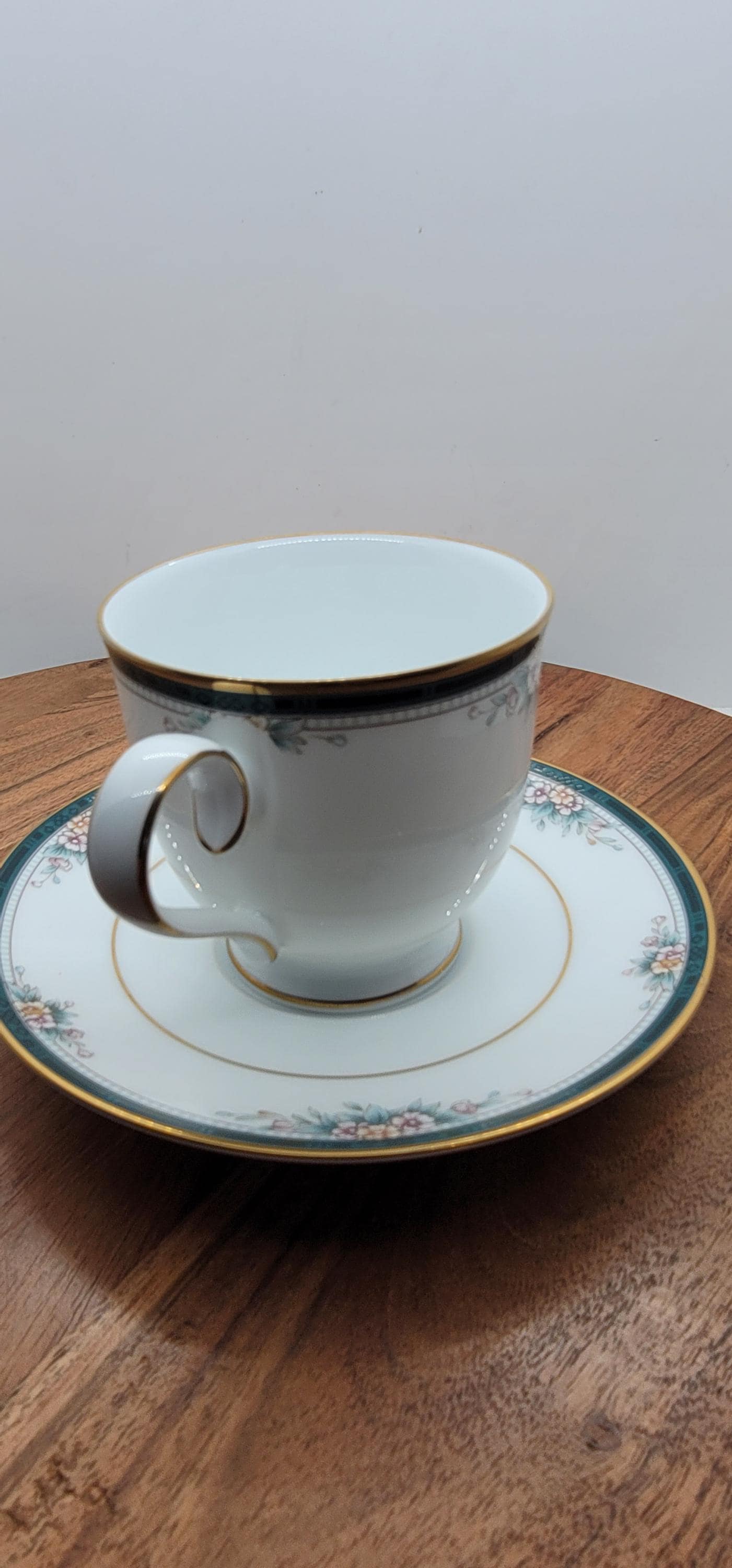 ノリタケ ランドン 脚付きカップ＆ソーサー 4客セット、白地にティール 
