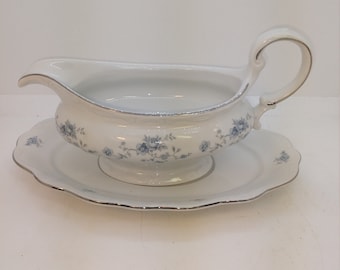 Salsera y plato Johann Haviland con motivo de guirnalda azul, flores azules sobre porcelana blanca esculpida, detalles en platino, Alemania (2950)