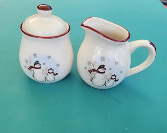 Jarra para crema y azucarero con tapa Royal Seasons Stoneware RN1, diseño navideño de invierno, color blanco, con muñecos de nieve con bufandas y gorros en el lateral y borde rojo (3335).