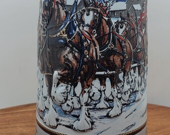 Due boccali in ceramica commemorativi da collezione della serie Budweiser del 1989, Clydesdales on Hitch on a Winter's Evening, Ceramarte (3184)