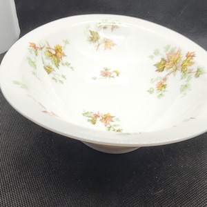 Haviland Frankreich Maple Leaf Ovale Gemüseschüssel, Weiß mit gelben und grünen Blättern, 10 Zoll lang, 1950er Jahre (3160)