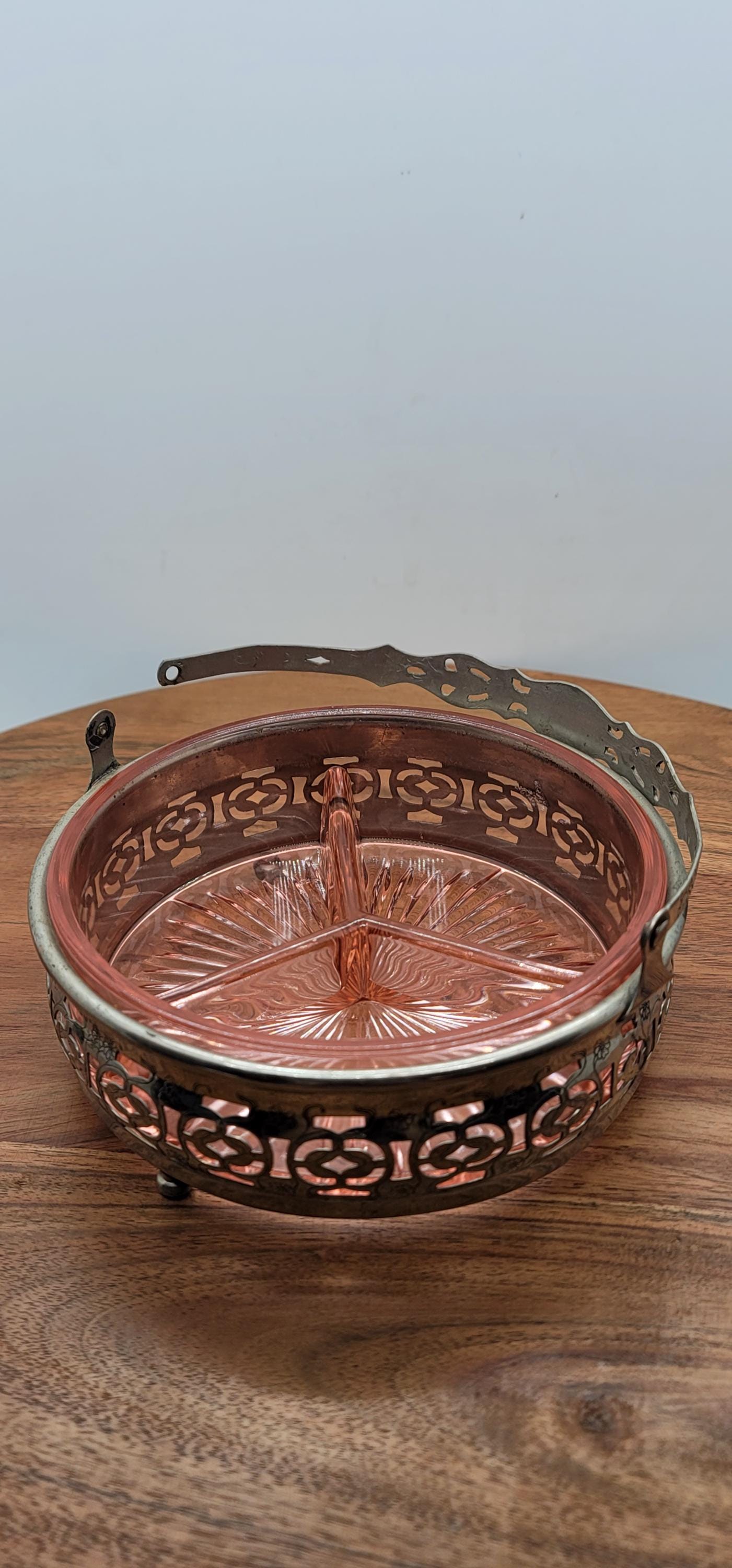 ピンクデプレッションガラスの3セクション仕切りキャンディナッツ