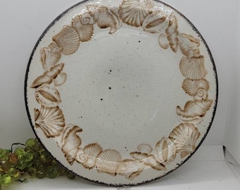 Par de platos de cena con diseño de paisaje marino de invierno de Stonehenge, color crema, motas marrones, conchas marrones en el borde, 10,5 pulgadas de diámetro (2339)