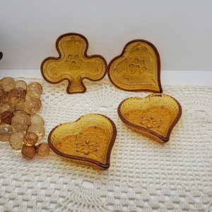 Set van vier Indiana Glass Tiara Sandwich Amber Collection Asbakken Speelkaarten, Three Hears, One Club, geperst sandwich-ontwerp (2672)