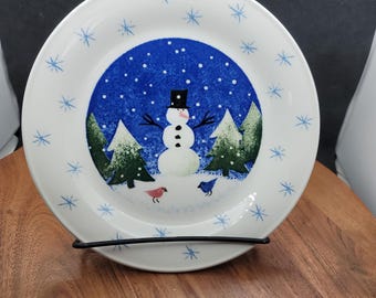 Plato de ensalada Nikko Winter Wonderland, plato blanco con muñeco de nieve, cardenal, árboles de hoja perenne, nieve y copos de nieve azules sobre borde blanco, Deb Mores (3247)