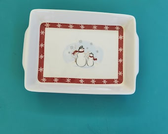 Bandeja rectangular de cerámica Royal Seasons RN1 para hornear, diseño navideño de invierno, color blanco, con muñecos de nieve con bufandas y gorros en el centro, ribete rojo y copos de nieve, 30,5 cm (3332)