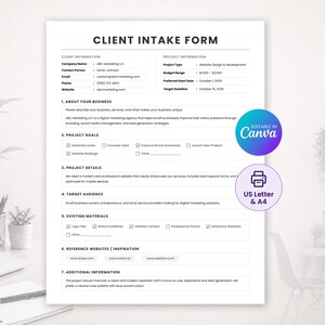 Puede incluir: Un formulario de admisión de clientes en color blanco con texto negro, que incluye secciones para información del cliente y del proyecto, objetivos y público objetivo. Dos insignias circulares indican Editable in Canva y US Letter & A4.