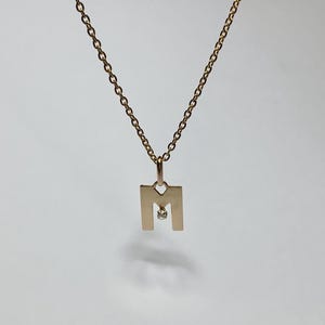Lindo pingente com monograma M em ouro amarelo 18 quilates