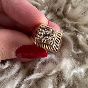 Magnífico anillo de sello en oro amarillo con monograma MM