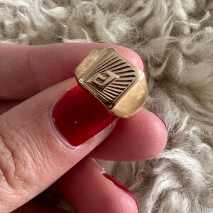 Hermoso anillo de sello para mujer con monograma J