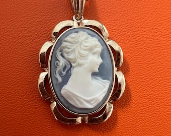 Bellissimo ciondolo vintage con cammeo blu placcato in oro