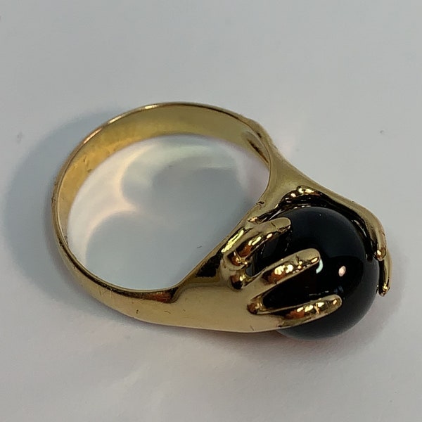 Bague iconique onyx et mains Charles Jourdan