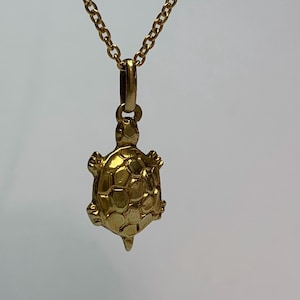 Precioso colgante de tortuga en oro amarillo de 18 quilates.