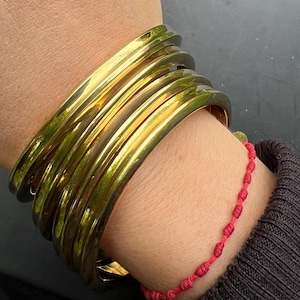 Chic! Superb bangle bracelets in gold metal