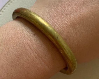 Imposing gold metal bangle bracelet