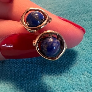 Très belles boucles d’oreilles puces lapis-lazuli Charles Jourdan