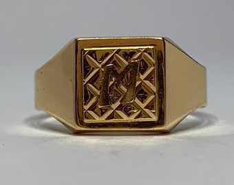 Superb little M monogram signet ring in yellow gold