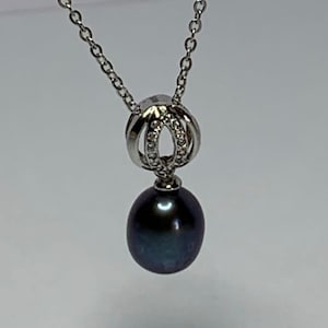 Elegant silver pendant with gray Tahitian pearl