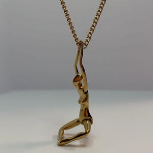 Pendentif Vintage Charles Jourdan - Danseur Acrobate, Bijou D'occasion élégant