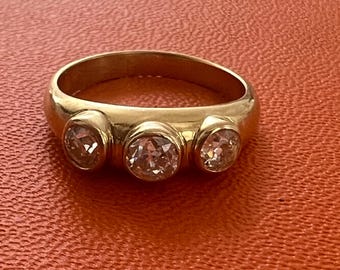 A real gem! Stunning vintage band ring in 14K yellow gold with 3 sparkling size 53 diamonds