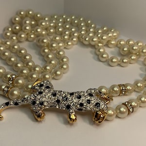 Magnificent long necklace in synthetic white pearls and superb panther