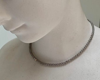 Magnífico collar de río en plata y piedras blancas.