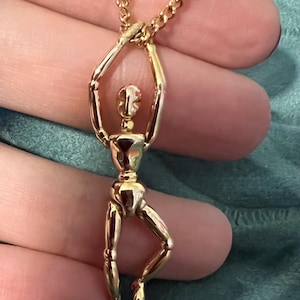 Magnifique pendentif petit pantin mobile Charles Jourdan