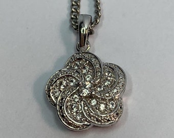 Stunning rosette pendant in 925 silver and zircons