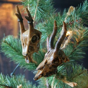 4 schedel kerstornamenten kleiderbügel set van 4 dierenhertendecoratie