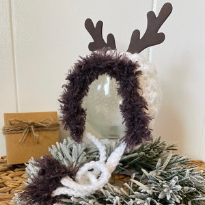 0-3 month Baby reindeer crochet bonnet, with faux fur trim, deer antlers, white and brown, newborn photos, photography, boy, girl, neutral