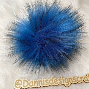 Peut inclure: Un pompon bleu et noir moelleux pour un chapeau ou un autre projet d'artisanat.