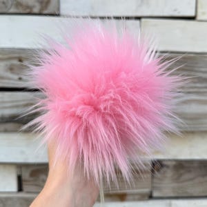 Bubblegum Pom Pom fuskpäls, mjukrosa babyrosa, virkad och stickad mössa, mössa topp, vegansk päls vacker i rosa, 10 cm 13 cm 15 cm