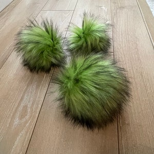 Saurer Apfel Pom, grün mit schwarzen Spitzen, Kunstfell Pom Pom, klein, mittel, groß, flauschig, vorgefertigt, zum Aufbinden, Baumwollband, für Mützen, Schal, Mützen, Schal, etc