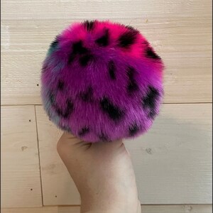 Regnbågsfärgad gepard-pompom i fuskpäls, flerfärgad, rosa, lila, blå, grön, leopardmönster, till mössor, virkad stickning