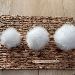 Weiß mit Tinsel, Kunstpelz Pom Pom, weiß, klein, mittel, groß, flauschig, vorgefertigt, zum Binden, Baumwollband, für Mützen, Schals, Mützen, Schals, Mützen, Schals