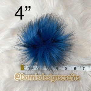 Peut inclure: Un pompon en fausse fourrure bleu de 10 cm de diam&egrave;tre. Le pompon est moelleux et doux, et serait parfait pour ajouter une touche de fantaisie &agrave; n'importe quel projet.
