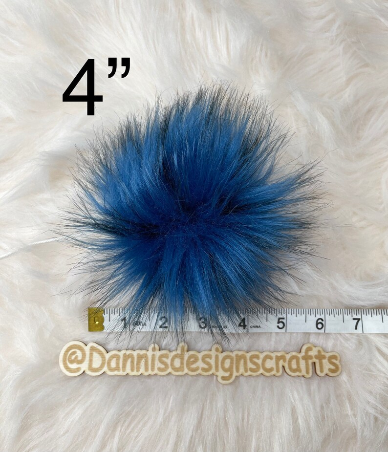 Peut inclure: Un pompon en fausse fourrure bleu de 10 cm de diam&egrave;tre. Le pompon est moelleux et doux, et serait parfait pour ajouter une touche de fantaisie &agrave; n'importe quel projet.