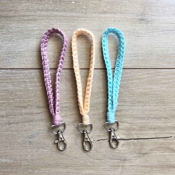 The Karter keychain crochet PATTERN, step by step, with pictures, beginner friendly, craft fair ideas, diy, gift ideas, wristlet, lanyard