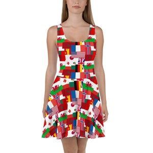 Puede incluir: Un vestido skater sin mangas con un estampado integral de varias banderas internacionales, incluidas las de Estados Unidos, Francia, Canad&aacute;, Jap&oacute;n y el Reino Unido, dispuestas en un patr&oacute;n de cuadr&iacute;cula colorido y repetitivo por toda la prenda.