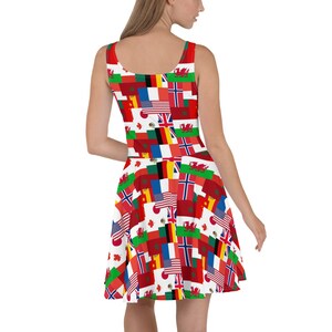 Puede incluir: Un vestido skater sin mangas con un estampado integral de varias banderas internacionales, incluidas las de Estados Unidos, Reino Unido, Francia, Jap&oacute;n y Gales. El vestido tiene un escote redondo y una falda acampanada con patr&oacute;n de banderas.