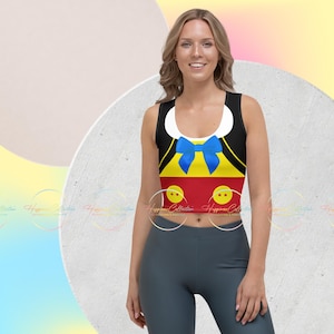 Könnte beinhalten: Ein schwarzes Tanktop mit einer verkürzten Länge, das ein farbenfrohes Design von Mickey Mouse in seiner ikonischen roten Hose, gelben Schuhen und weißen Handschuhen zeigt. Das Design beinhaltet auch eine blaue Fliege und einen weißen Kragen.