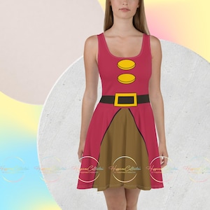 Puede incluir: Un vestido rojo y marrón con un diseño de botones amarillos y un cinturón negro. El vestido tiene un corpiño ajustado y una falda acampanada.