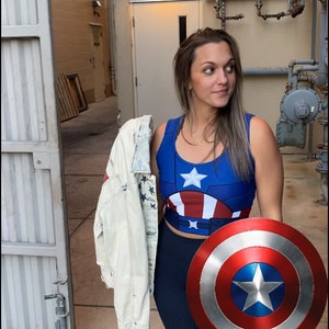 Patriotic Shield Crop Top: Ärmlös amerikansk superhjältestil, Disneybound-kostym bild 7